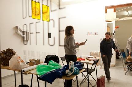 DubbelOffice, Het Wilde Weten Künstler und Opekta Künstler arbeiten im Projektraum in der Mathiasstraße